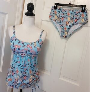 NWT Floral Print 2 Piece Swimsuit Size Large Brand unknown